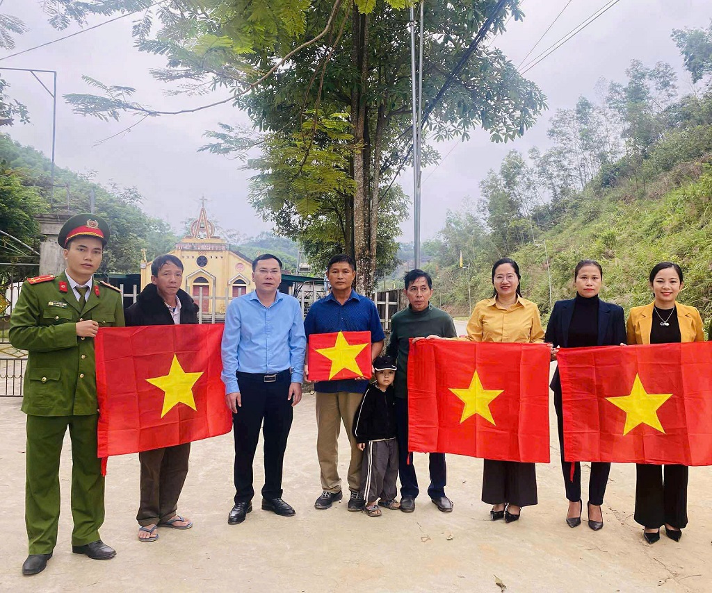 Công an xã Yên Xuân vận động treo cờ Tổ quốc tại giáo xứ Yên Lĩnh