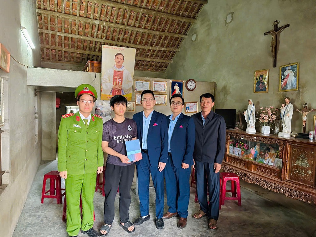 Công an xã Quỳnh Lưu trao nhiều suất quà tới gia đình giáo dân có hoàn cảnh khó khăn