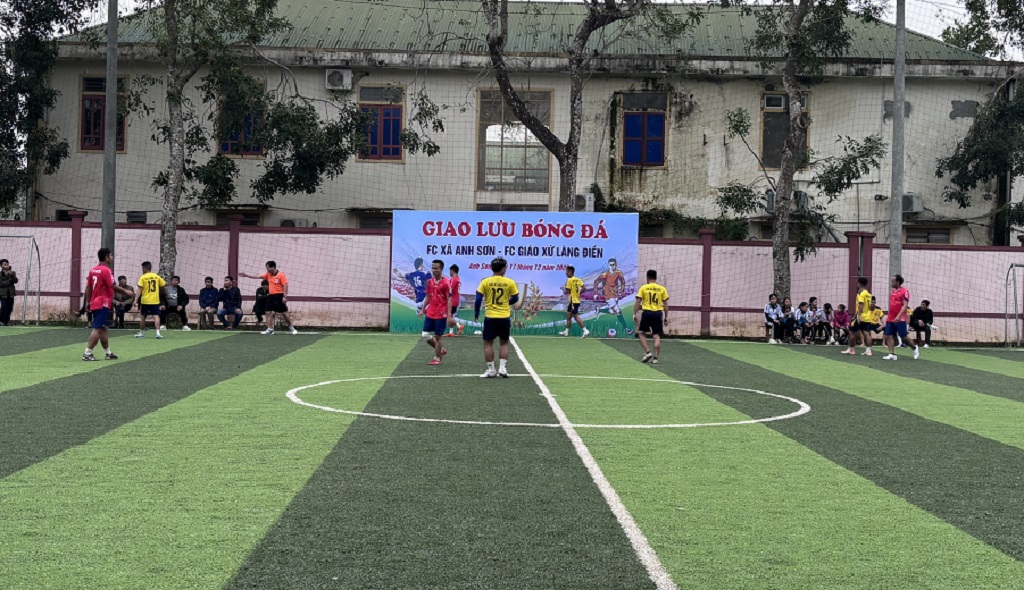 Công an xã Anh Sơn và Giáo xứ Lãng Điền gặp mặt, giao lưu bóng đá nhân dịp Lễ Giáng sinh năm 2025