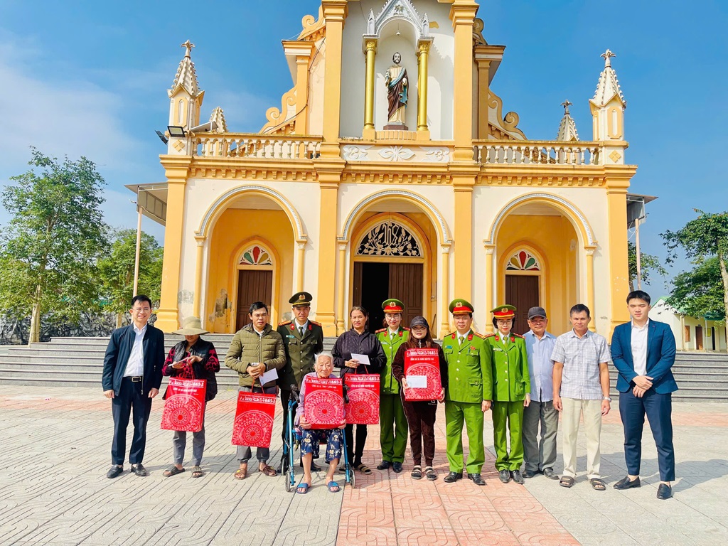 Công an xã Hưng Nguyên Nam trao nhiều suất quà tới gia đình giáo dân có hoàn cảnh khó khăn