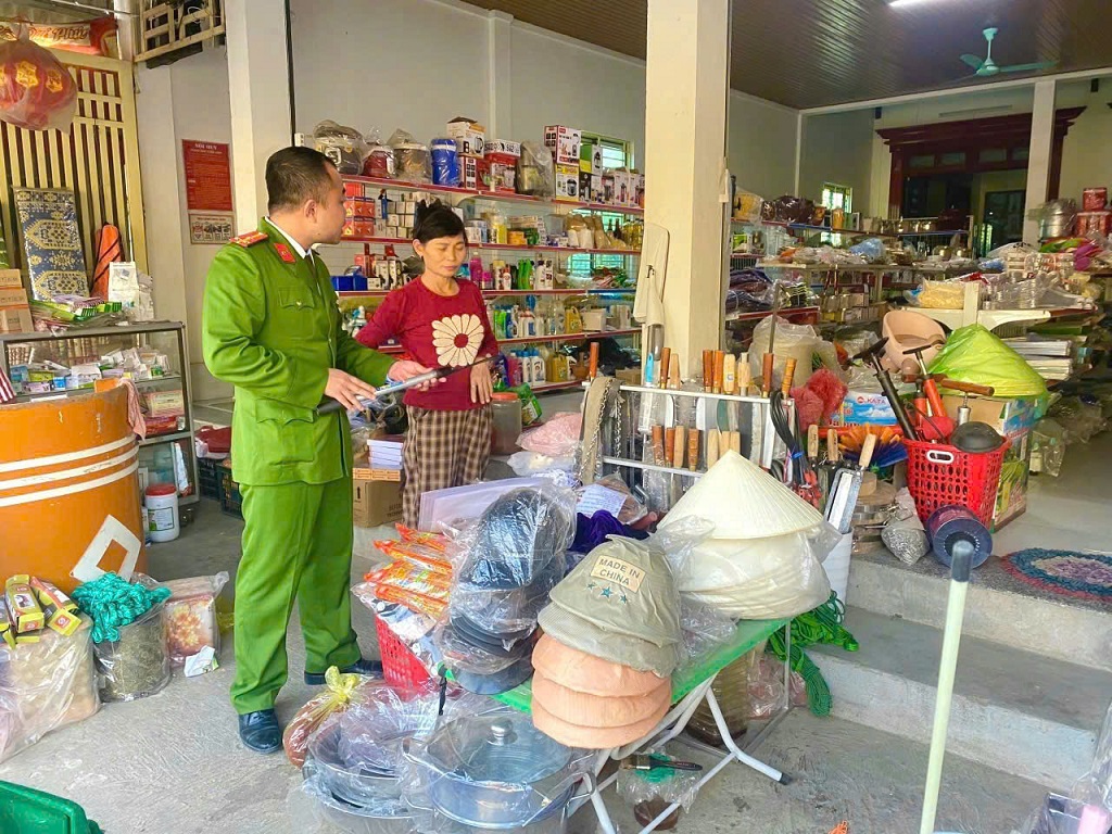 Công an xã Hợp Minh kiểm tra các hộ kinh doanh buôn bán dụng cụ sắc nhọn