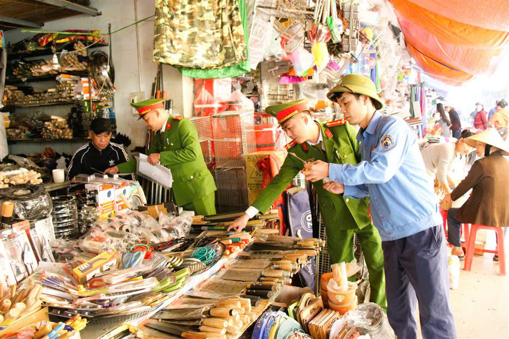 Công an xã Quỳnh Lưu kiểm tra các hộ kinh doanh buôn bán dụng cụ sắc nhọn