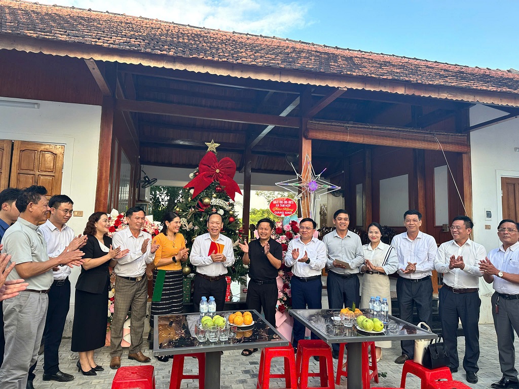 Công an xã Tam Hợp thăm, tặng quà, chúc mừng bà con giáo dân nhân dịp Lễ Noel năm 2025