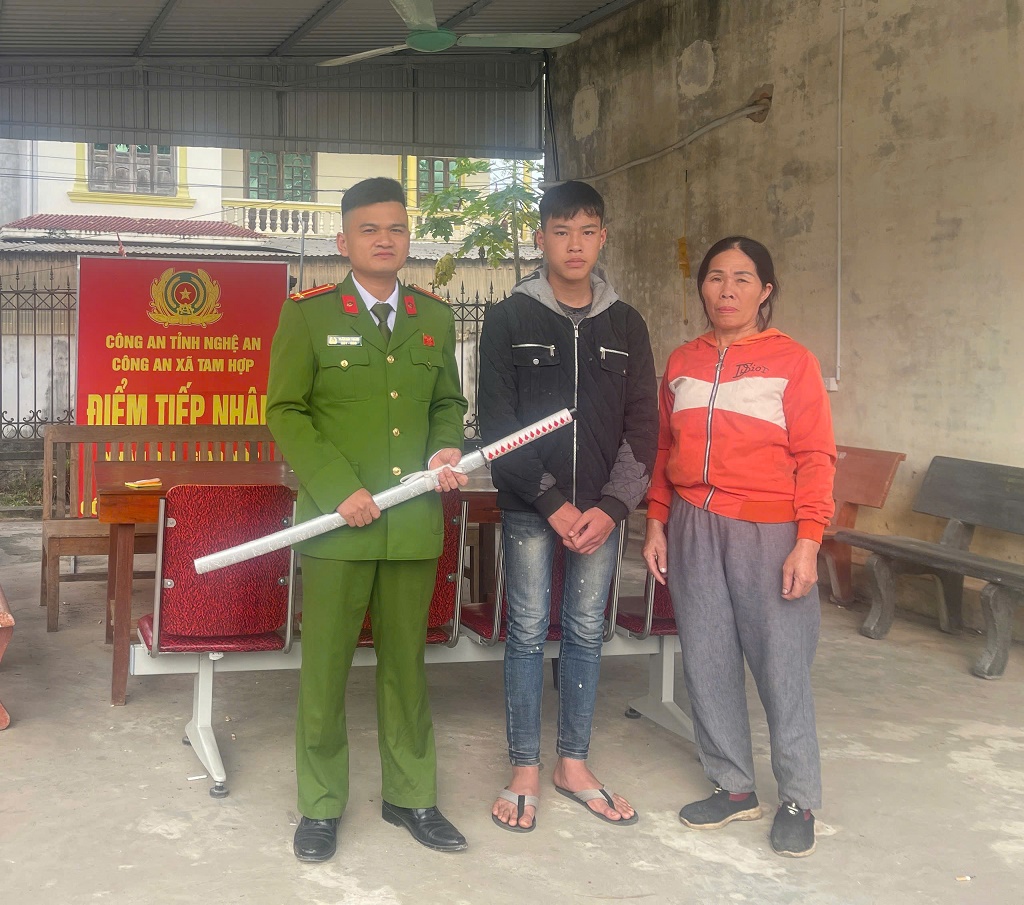 Tuyên truyền học sinh, thanh thiếu niên giao nộp hung khí nguy hiểm