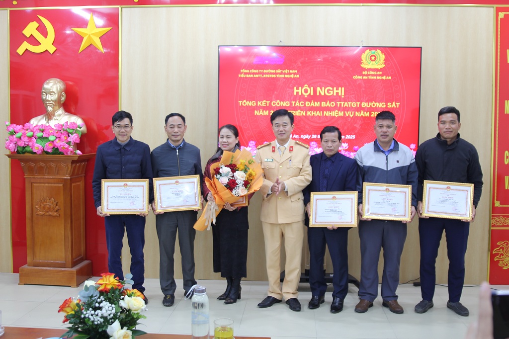 Tăng cường bảo đảm an toàn giao thông đường sắt