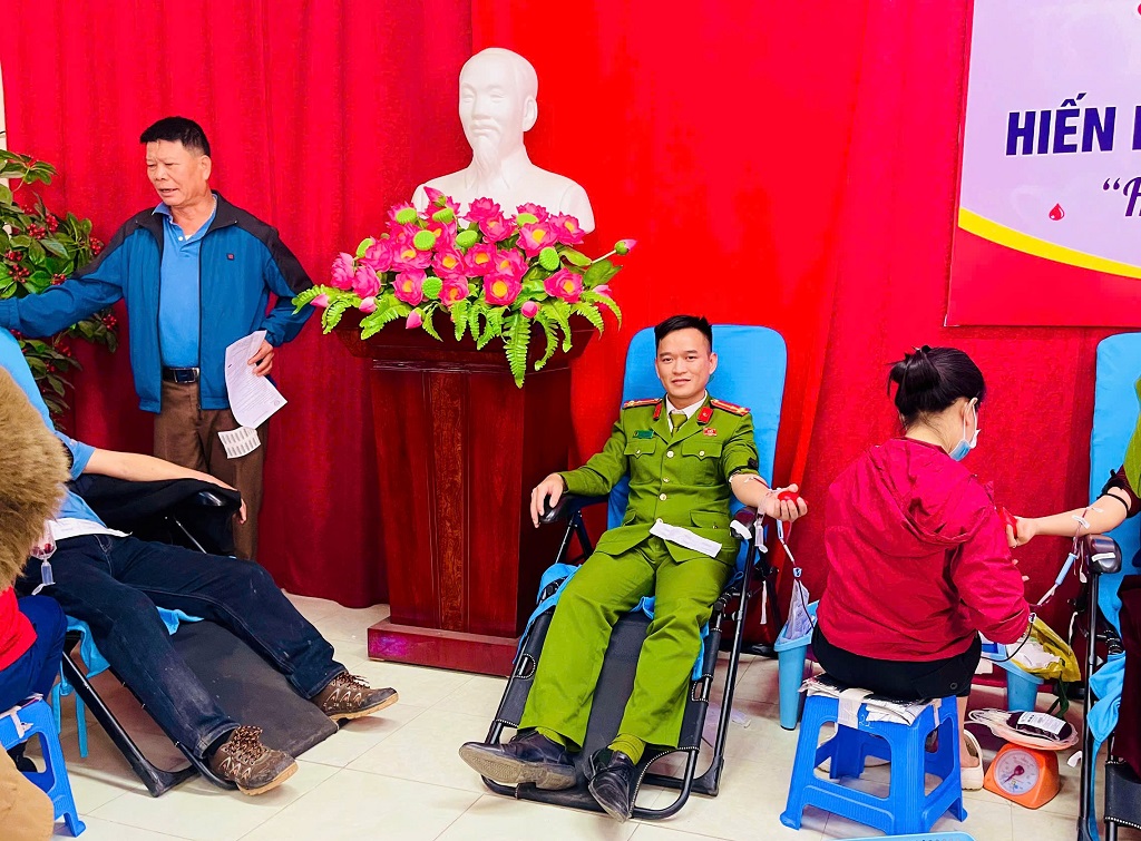 Công an xã Chiêu Lưu tham gia hiến máu tình nguyện