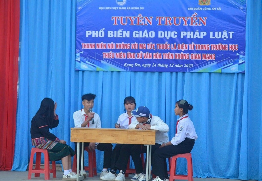 Công an xã Keng Đu tuyên truyền, phổ biến giáo dục pháp luật và nâng cao ứng xử văn minh trên không gian mạng