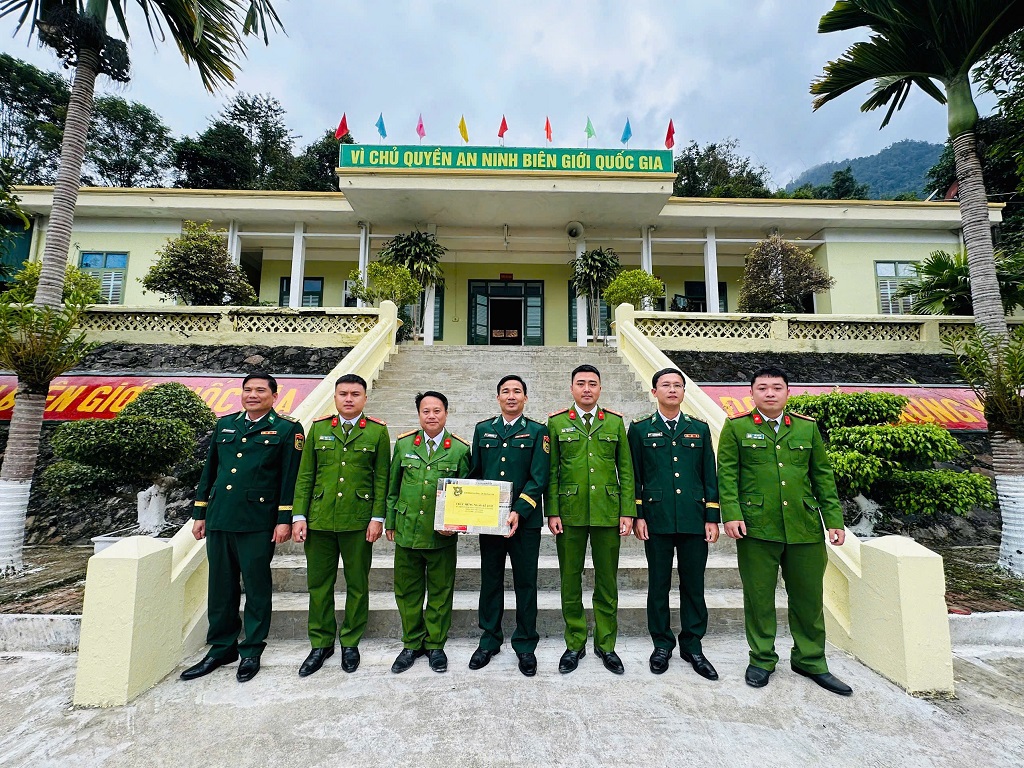 Công an xã Na Loi thăm, tặng quà Đồn Biên phòng
