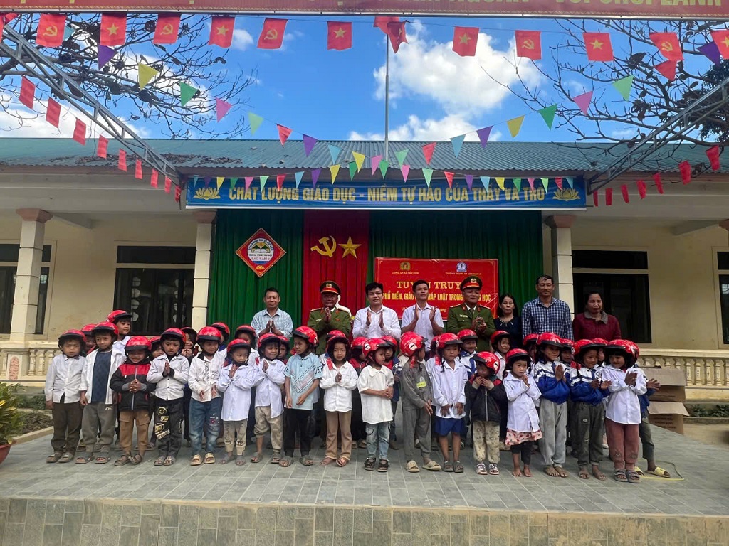 Công an xã Hữu Kiệm tuyên truyền, phổ biến pháp và trao mũ bảo hiểm tặng học sinh