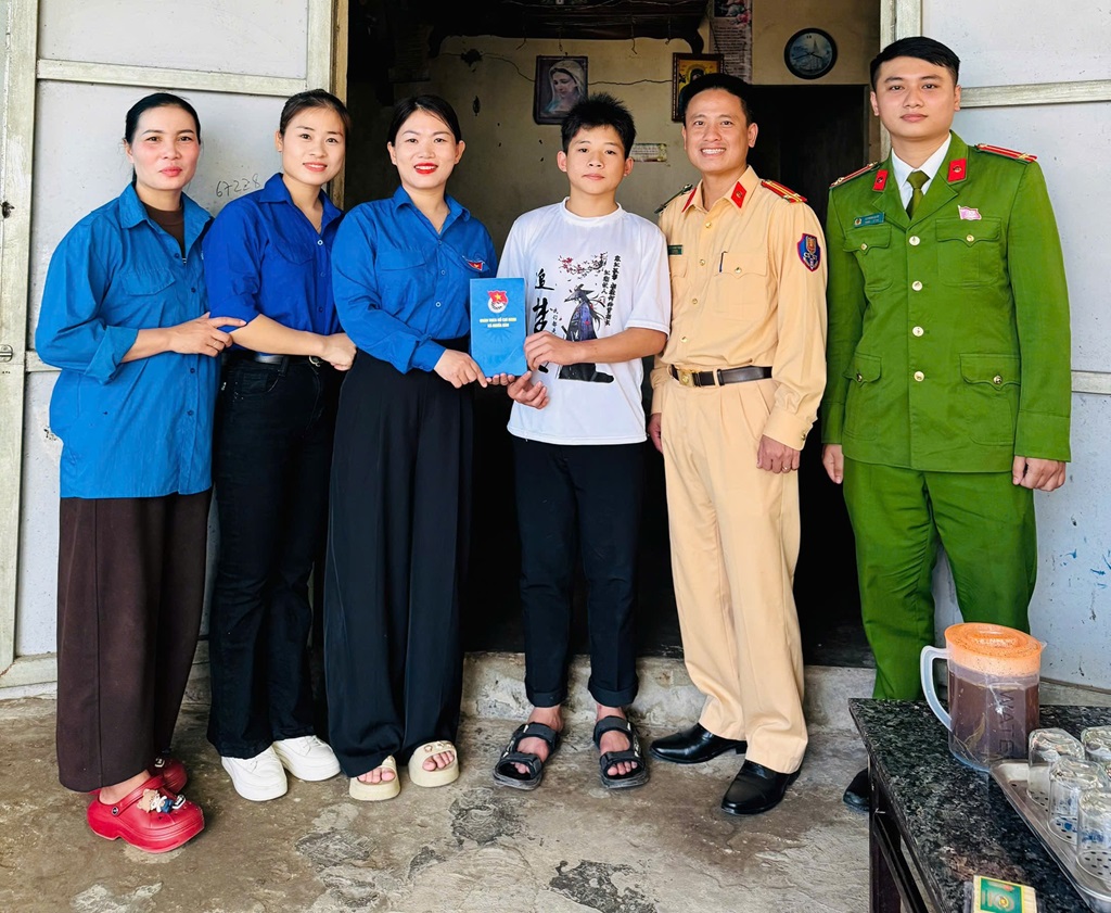 Công an xã và Tổ Cảnh sát giao thông Nghĩa Đàn tặng quà hộ giáo dân có hoàn cảnh khó khăn