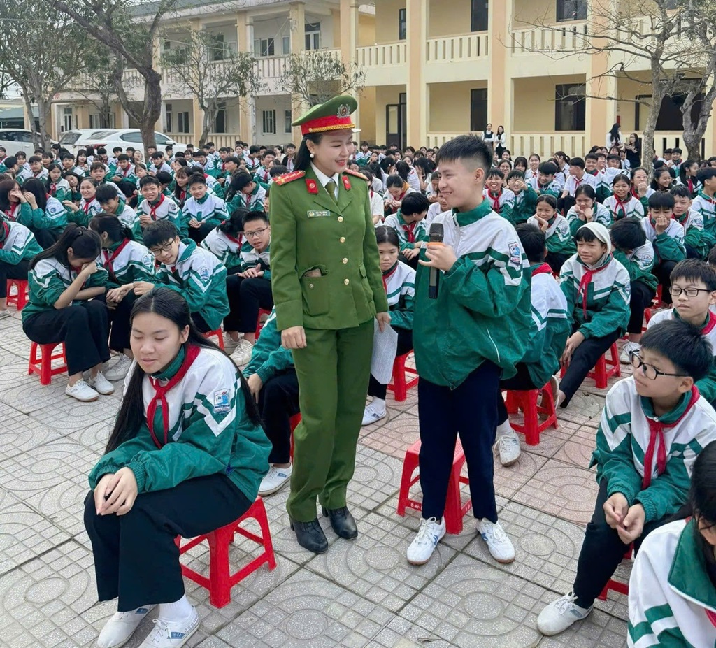Công an xã Lam Thành tuyên truyền pháp luật cho học sinh