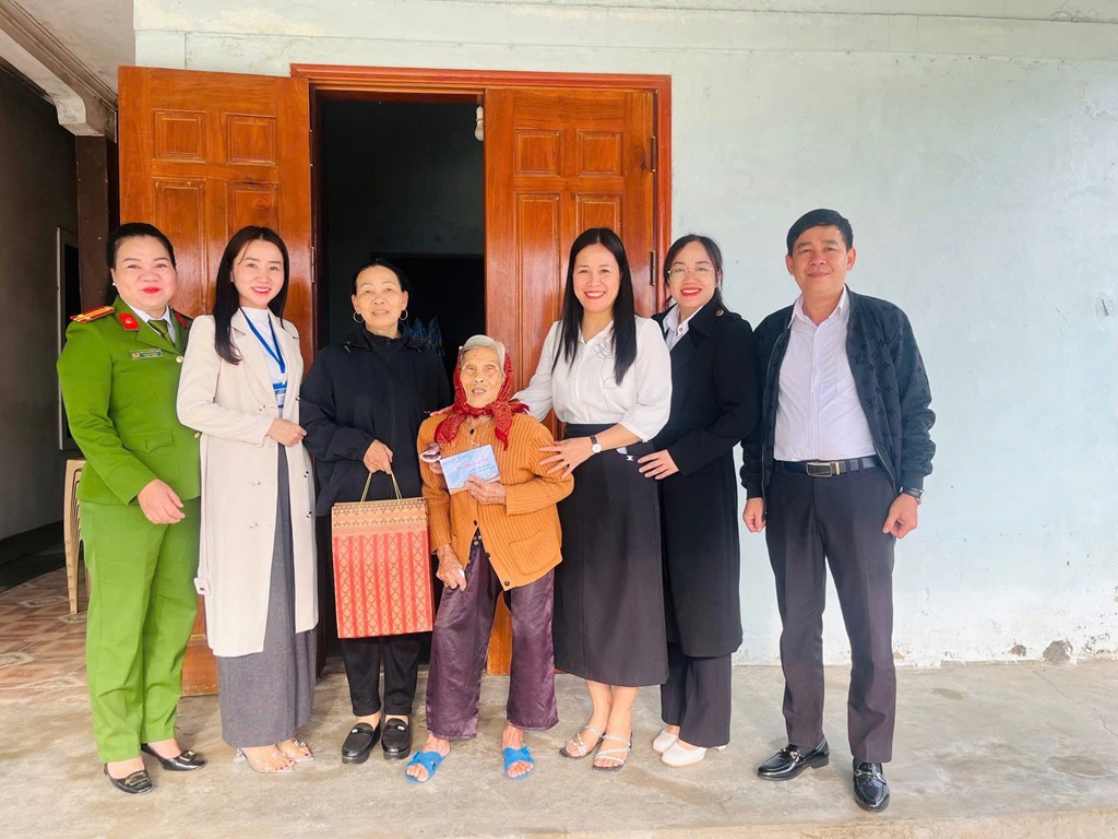 Công an xã Nghĩa Đàn tặng quà hộ nghèo, gia đình chính sách trong Công giáo