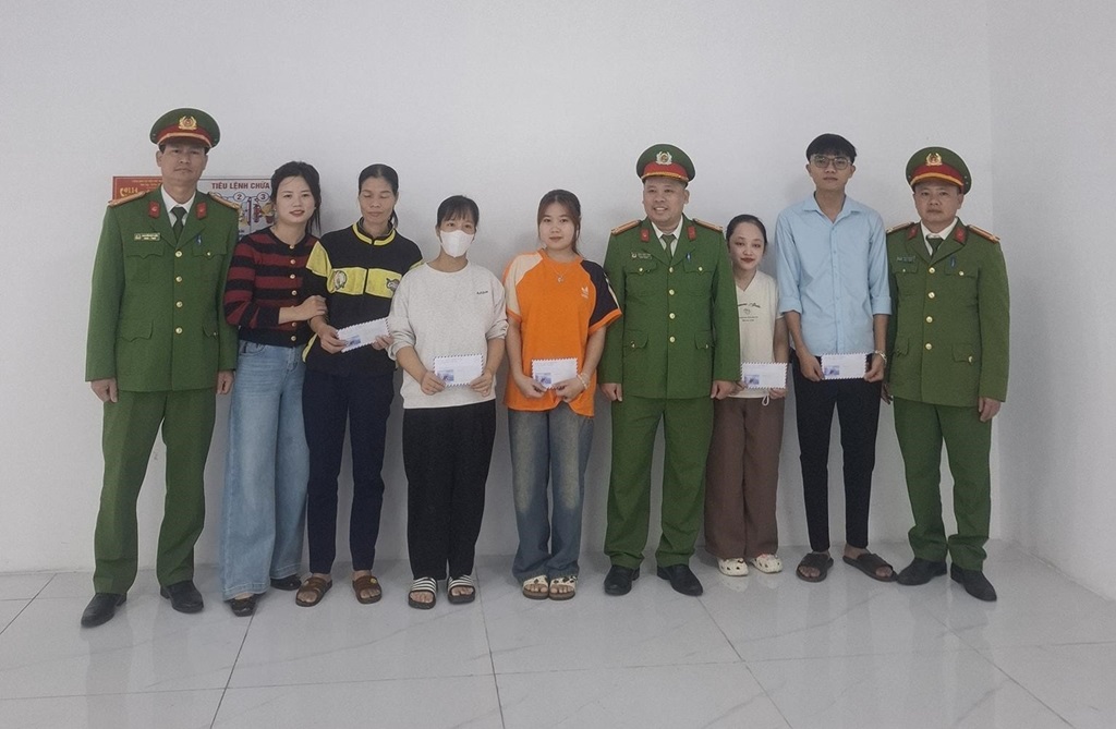 Công an xã Trung Lộc tặng quà công nhân và hộ giáo dân có hoàn cảnh khó khăn