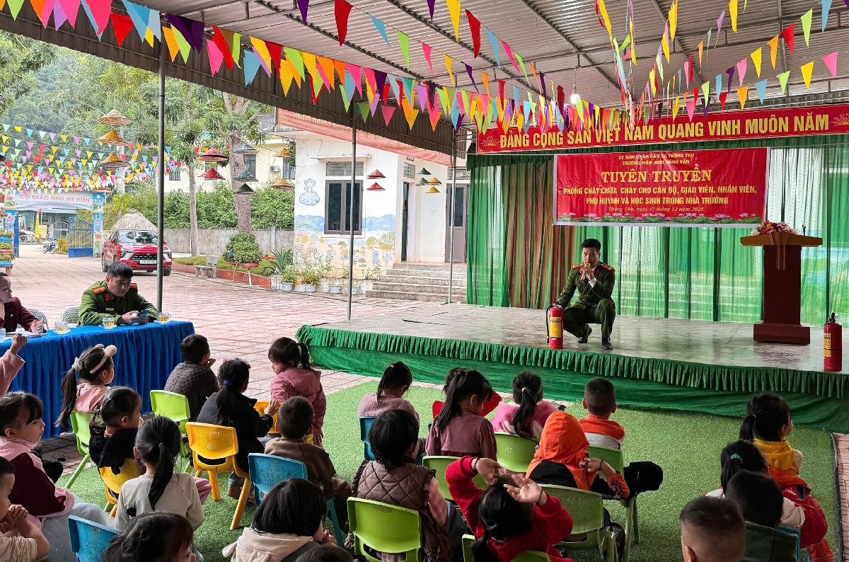 Công an xã Thông Thụ tuyên truyền pháp luật và kỹ năng phòng cháy, chữa cháy tại trường học