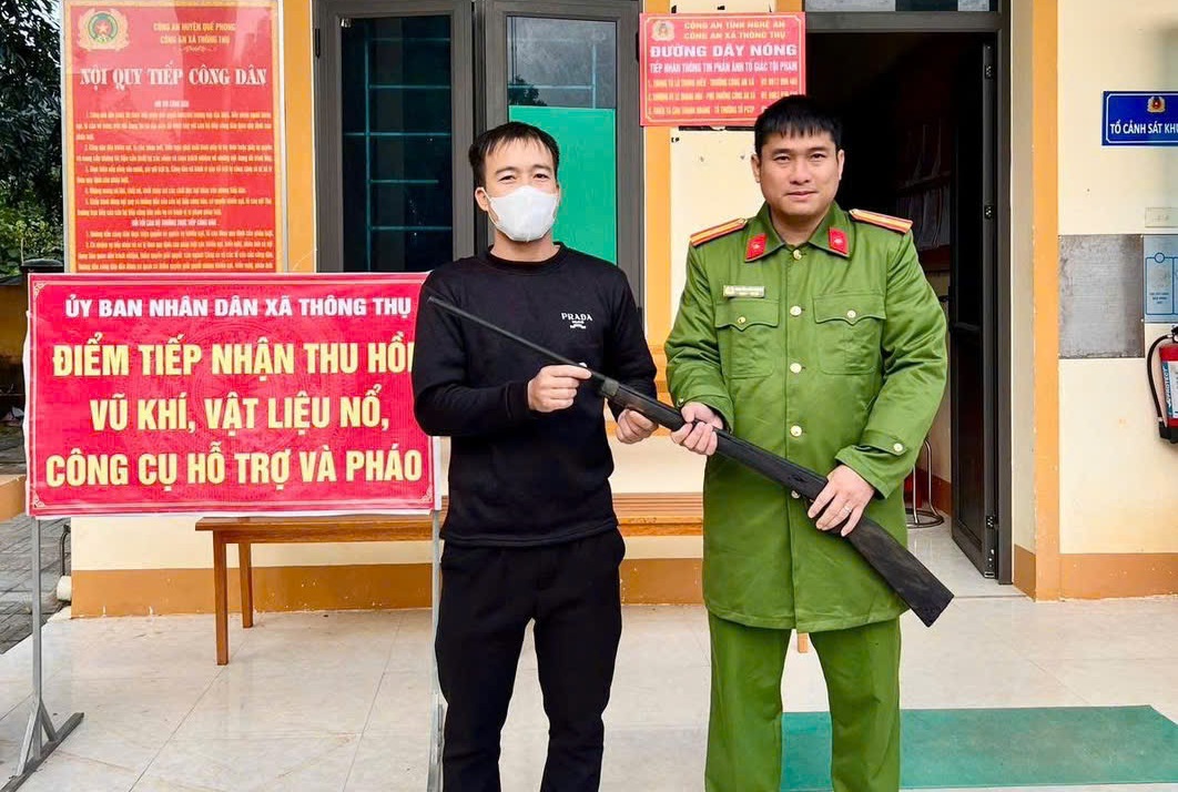 Công an xã Thông Thụ tuyên truyền, vận động người dân giao nộp vũ khí, vật liệu nổ, công cụ hỗ trợ