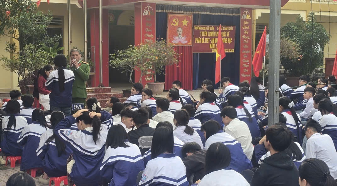 Công an xã Quảng Châu tuyên truyền pháp luật cho học sinh