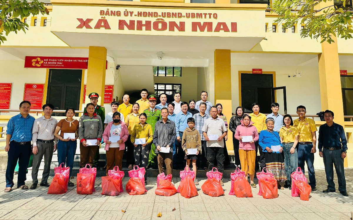 Chi đoàn Công an xã Quảng Châu chung tay hỗ trợ người dân khắc phục hậu quả bão lũ