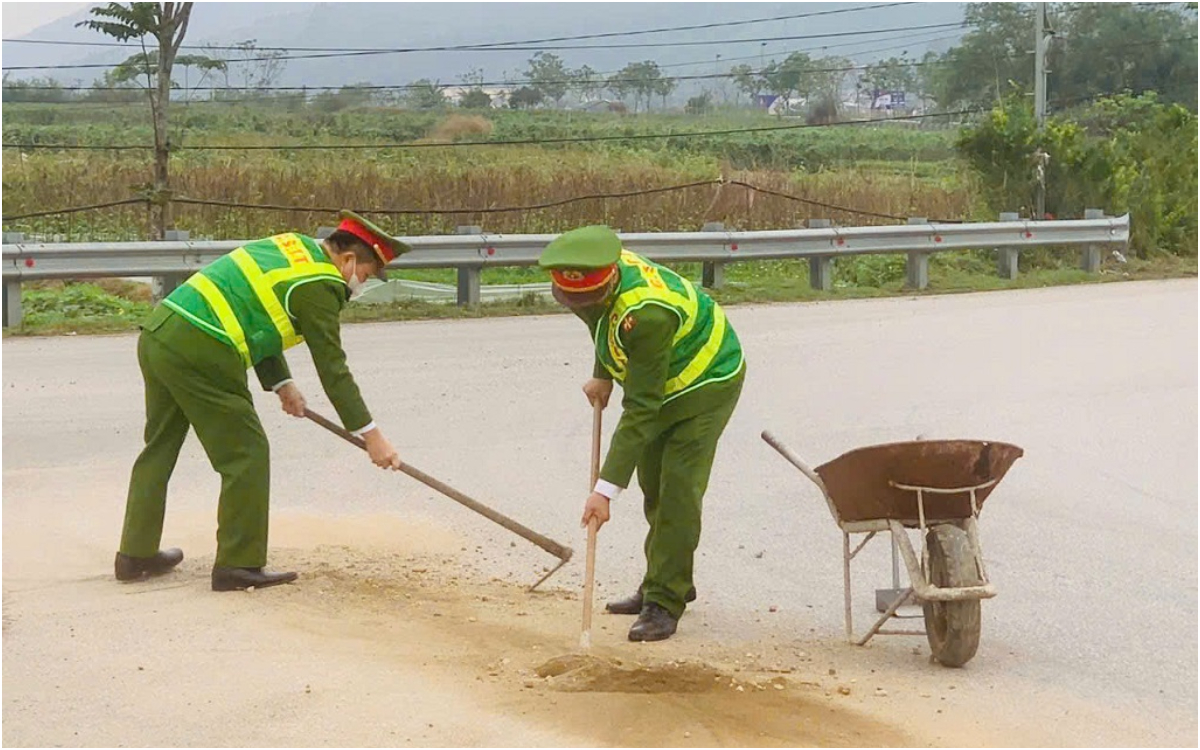 Công an xã Đại Huệ tổ chức quét dọn vật liệu xây dựng rơi vãi