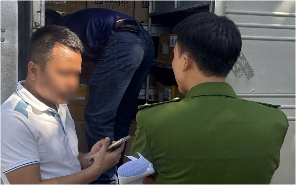 Công an xã Tam Quang xử phạt hành chính đối với trường hợp kinh doanh hàng hóa không rõ nguồn gốc, xuất xứ