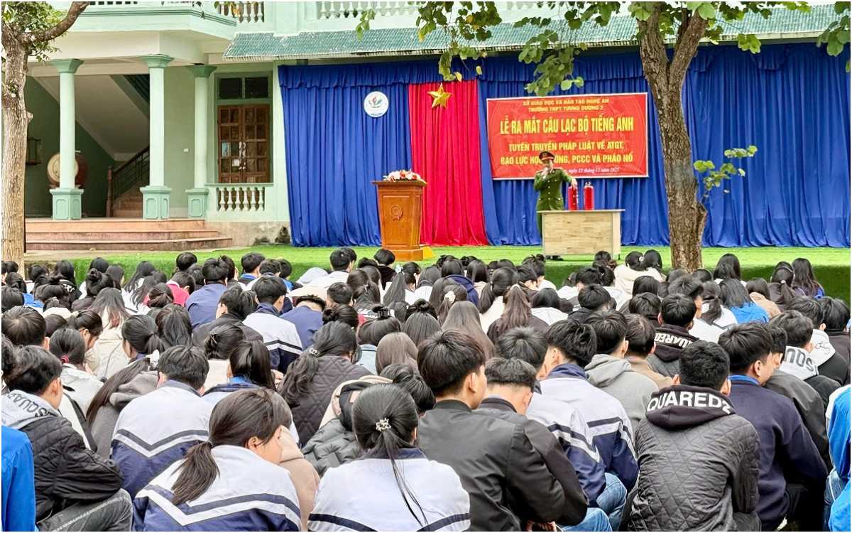 Công an xã Tam Quang tuyên truyền phổ biến pháp luật cho học sinh