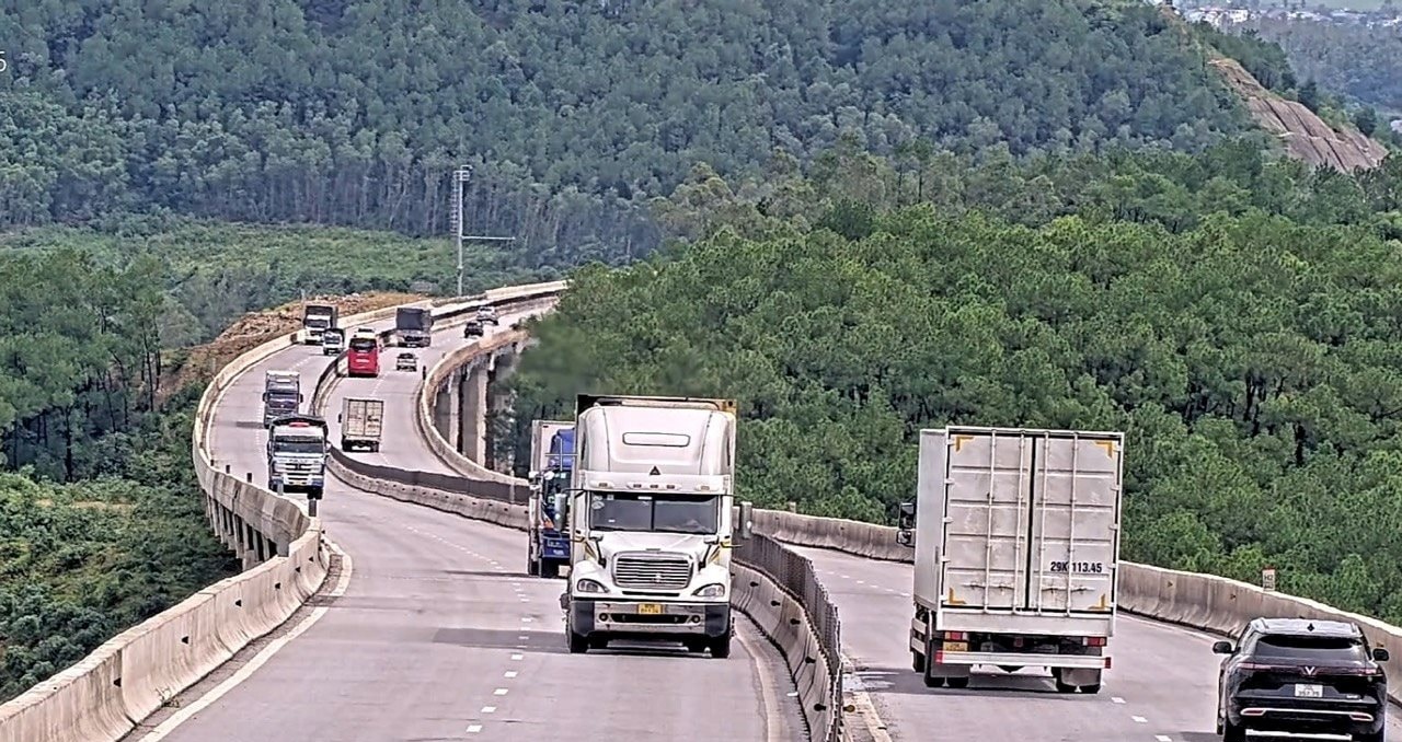 Xe ô tô lưu thông trên tuyến cao tốc Bắc - Nam đoạn qua Diễn Châu - Bãi Vọt. Ảnh: PV