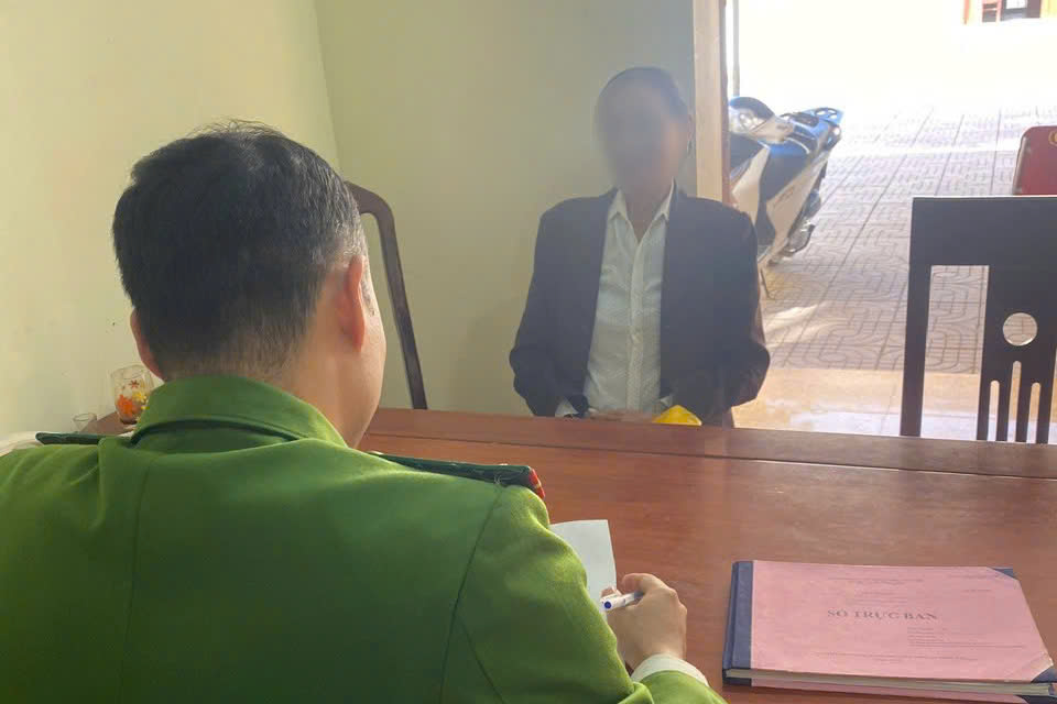 Người dân đến trình báo tại cơ quan Công an