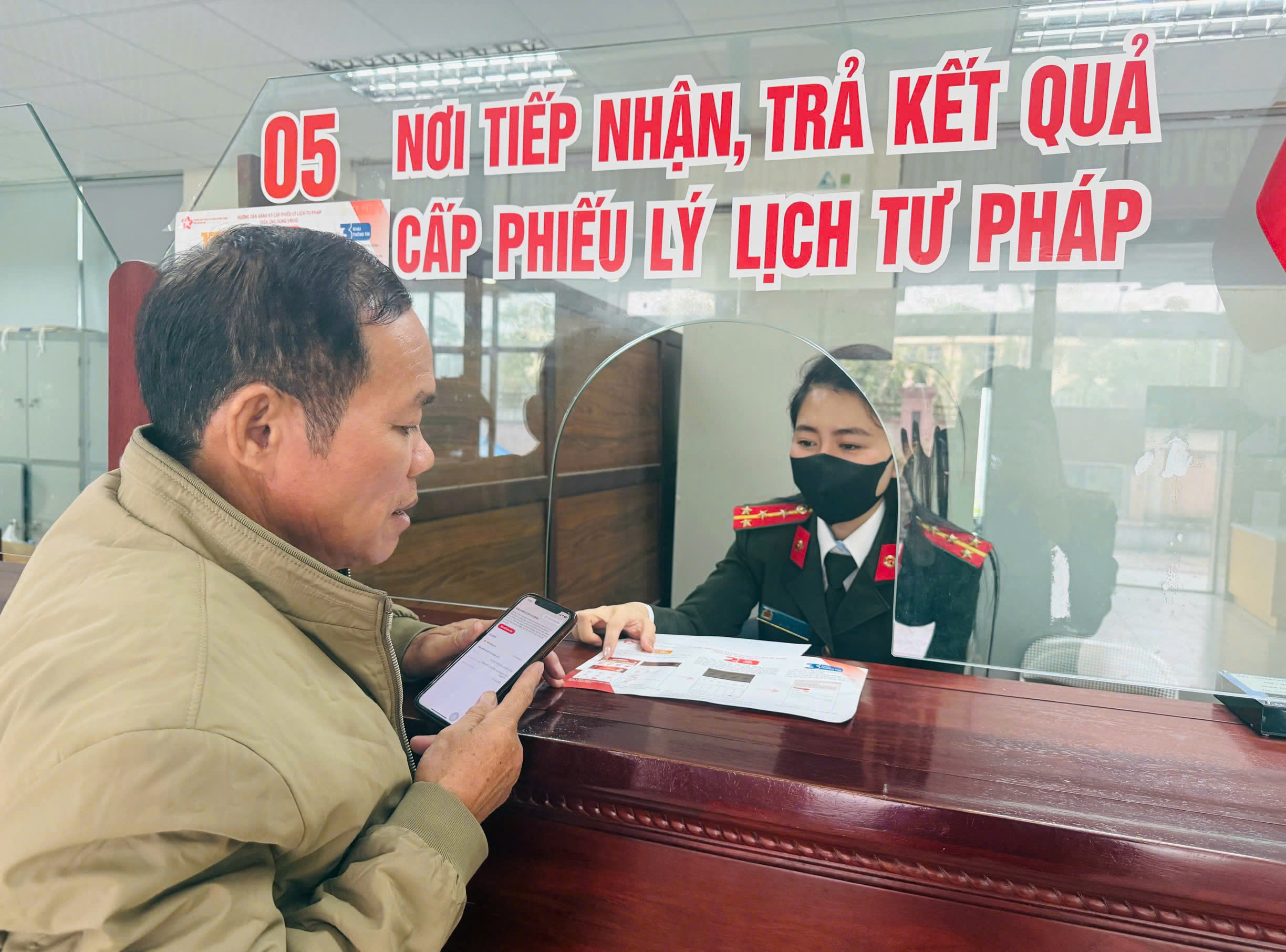 Người dân được hướng dẫn sử dụng ứng dụng VNeID để đăng ký cấp phiếu lý lịch tư pháp