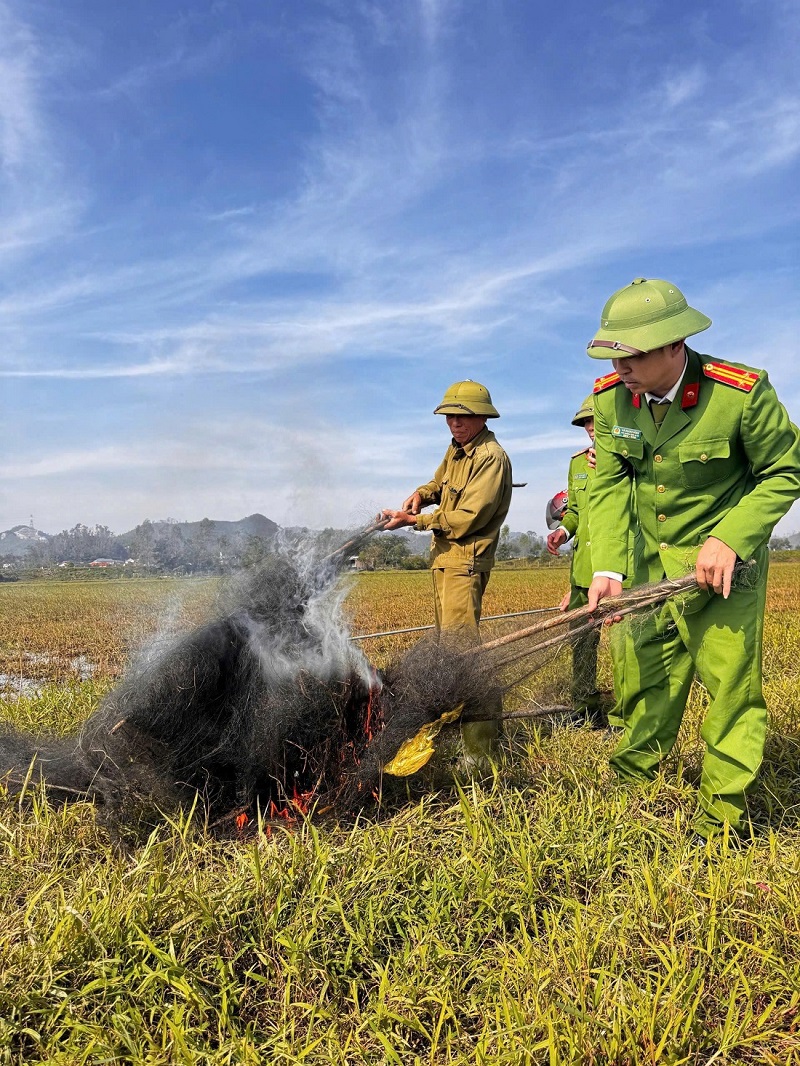 Công an xã Thiên Nhẫn phát hiện, tiêu hủy các dụng cụ săn bắn