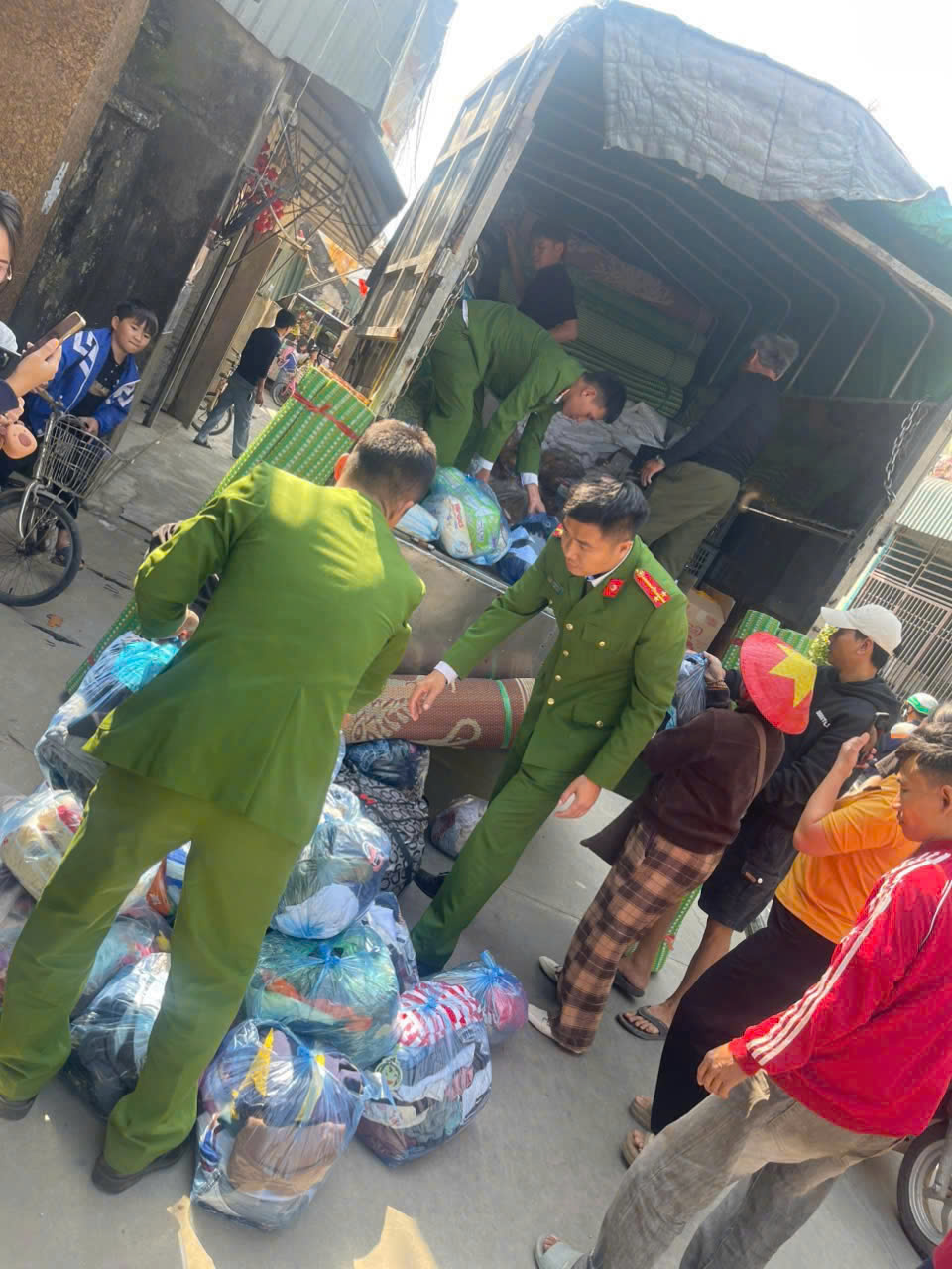Cán bộ, chiến sỹ Công an xã Diễn Châu phân loại hàng hóa và vận chuyển lên xe