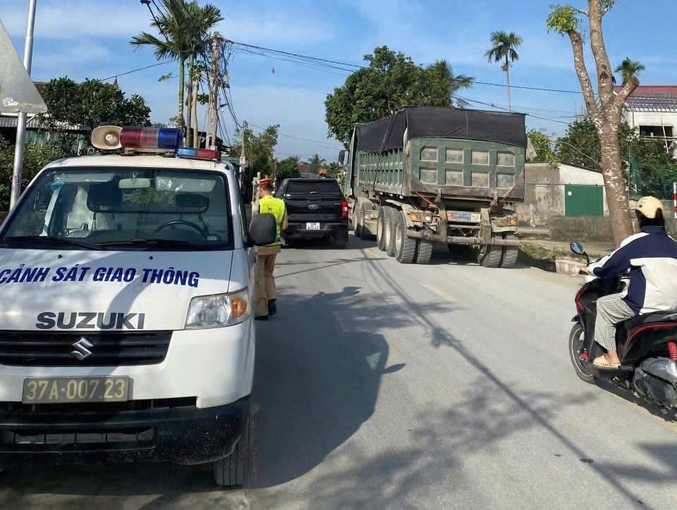 Lực lượng Công an tuần tra, kiểm soát trên các tuyến quốc lộ