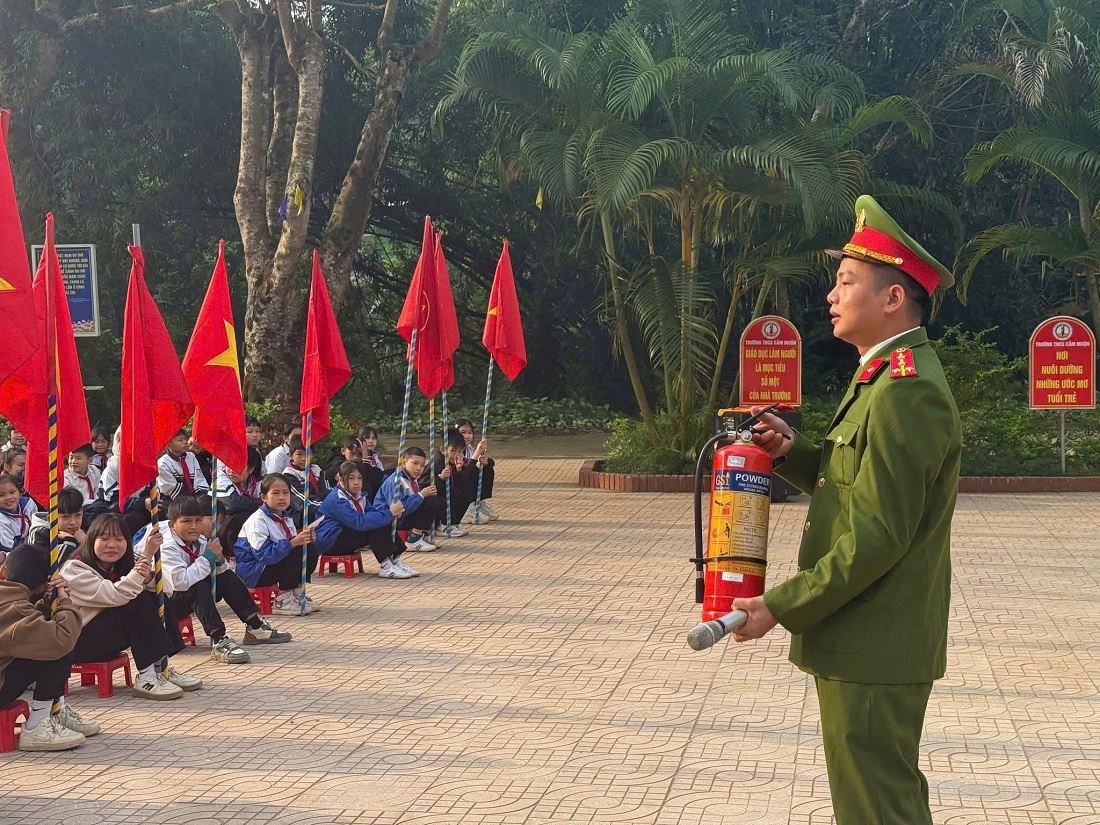Cán bộ Công an xã tuyên truyền, phổ biến các nội dung về phòng cháy, chữa cháy
