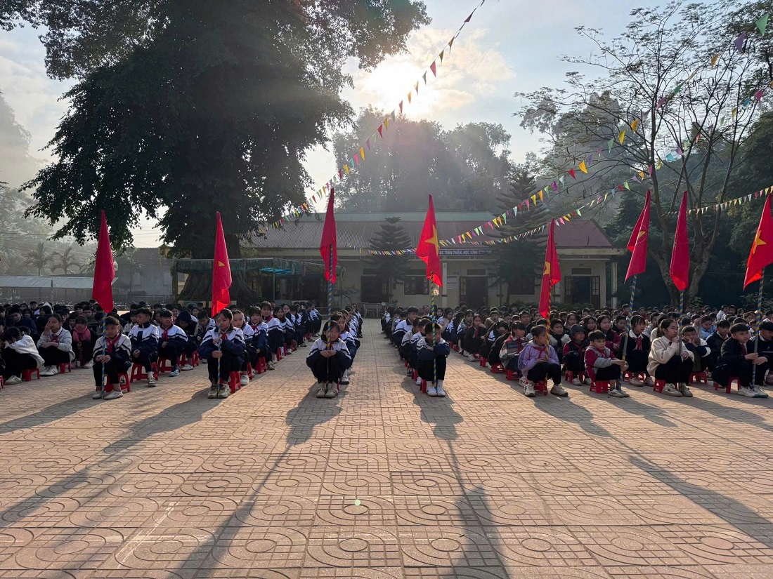 Đông đảo học sinh tham gia buổi tuyên truyền