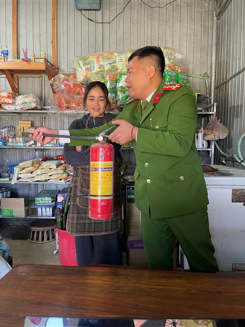 Công an xã Bình Chuẩn hướng dẫn người dân sử dụng bình chữa cháy