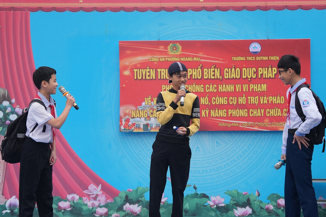 Buổi tuyên truyền được tổ chức theo hình thức sân khấu hóa thu hút các em học sinh chăm chú lắng nghe 