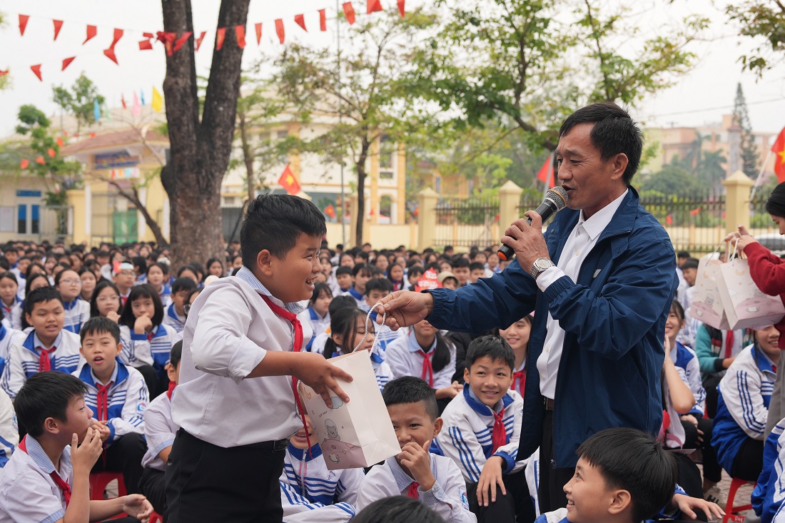 Học sinh hào hứng tham gia giao lưu, trả lời các câu hỏi liên quan đến vũ khí, vật liệu nổ, công cụ hỗ trợ, pháo nổ và phòng cháy, chữa cháy  