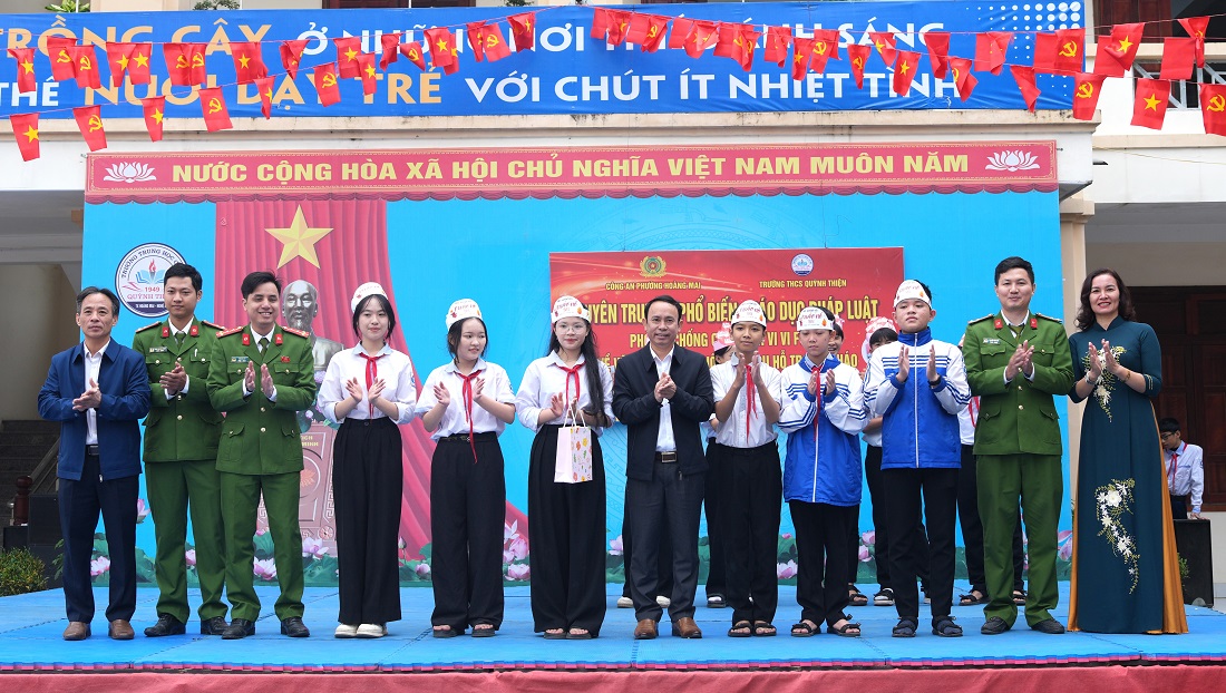 Các đại biểu trao phần thưởng cho các đội chơi  