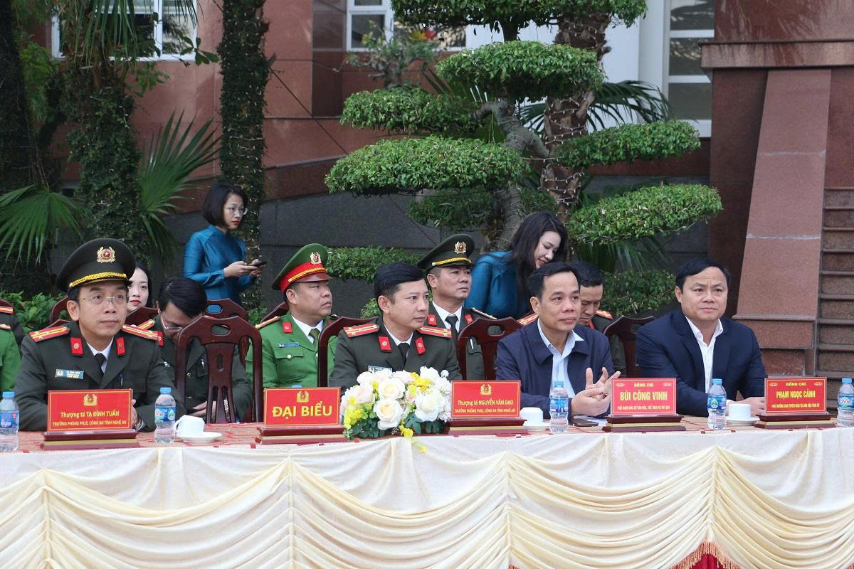 Các đại biểu tham dự buổi lễ