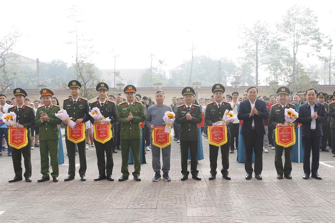 Các đồng chí Lãnh đạo trao Cờ lưu niệm cho đại diện các đơn vị tham gia thi đấu