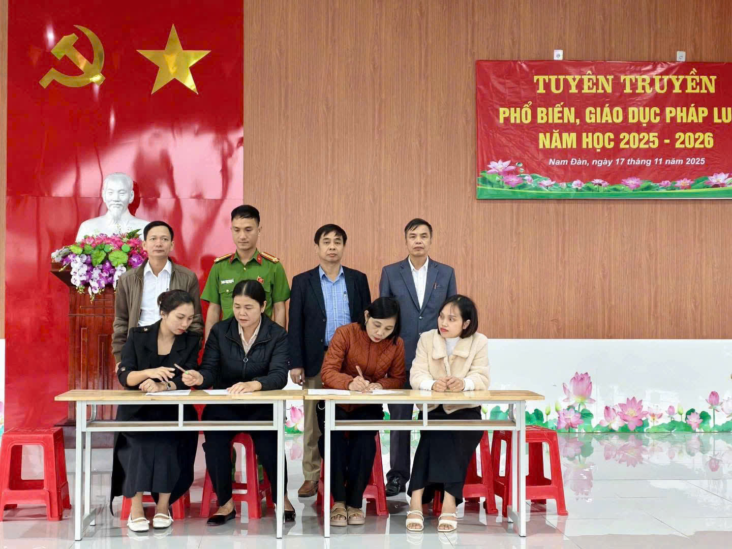 Đại diện giáo viên ký cam kết chấp hành pháp luật