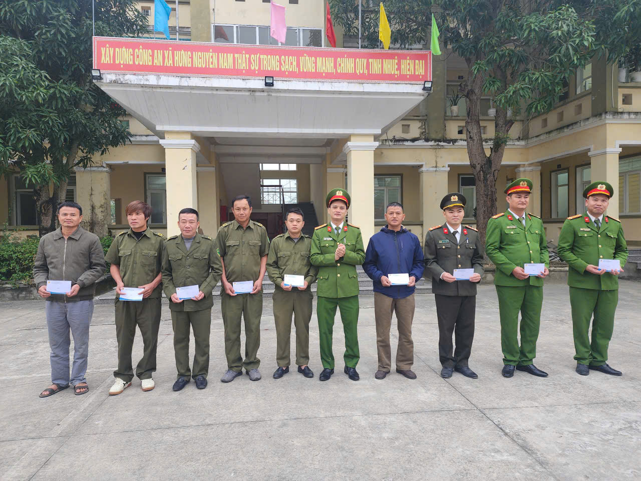 Công an xã Hưng Nguyên Nam biểu dương cán bộ, chiến sĩ, lực lượng tham gia bảo vệ ANTT ở cơ sở có thành tích xuất sắc trong công tác