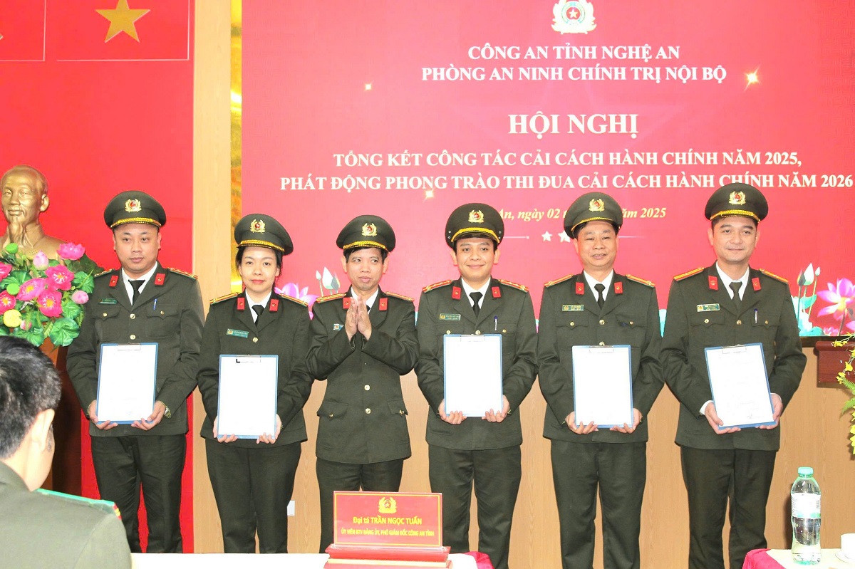 Khen thưởng các tập thể, cá nhân có thành tích xuất sắc trong công tác CCHC năm 2025