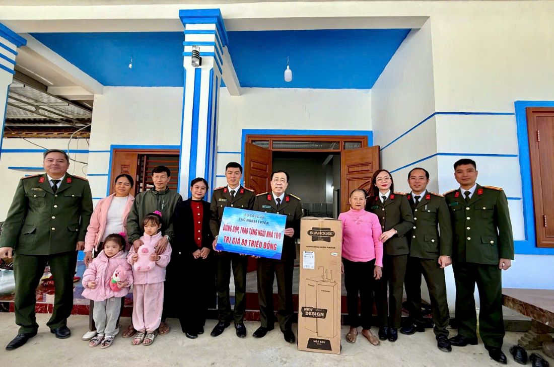 Cục Ngoại tuyến trao kinh phí hỗ trợ gia đình đồng chí Lương Văn Tạo