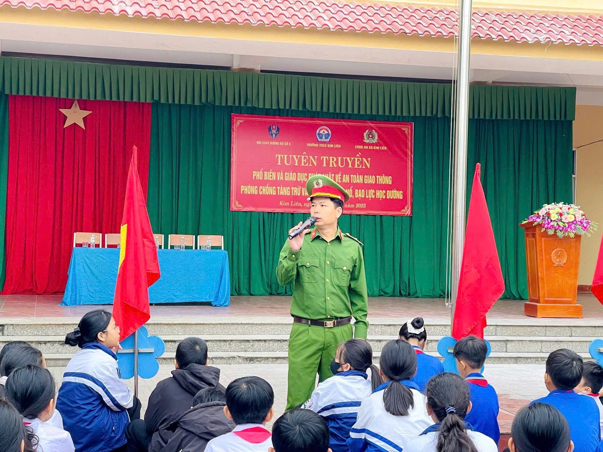 Công an xã Kim Liên tuyên truyền, phổ biến giáo dục pháp luật cho học sinh