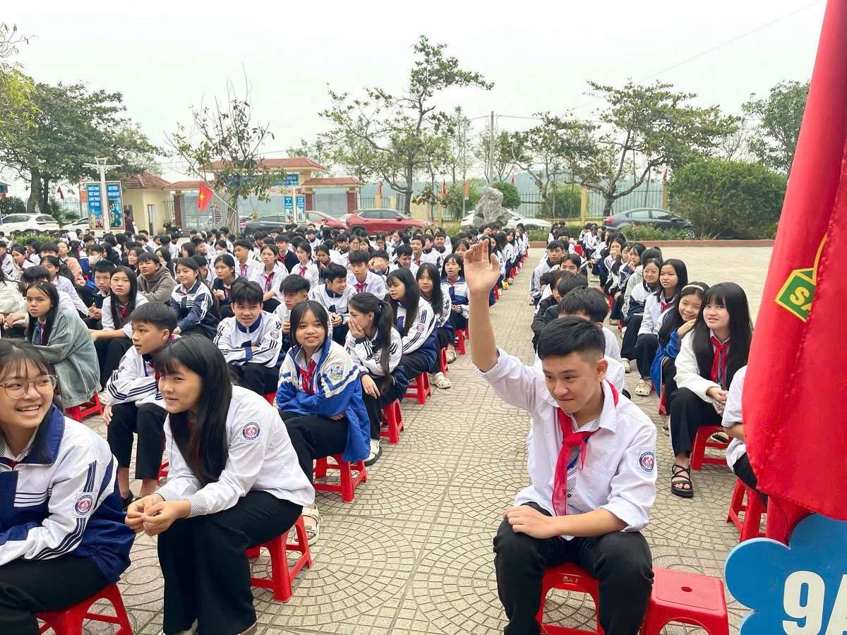 Không khí sôi nổi trong phần giao lưu, trả lời câu hỏi của các em học sinh