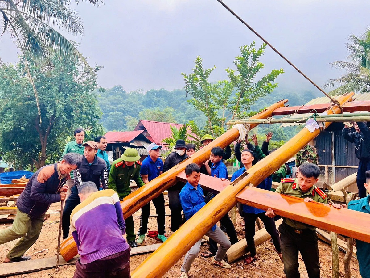 Công an xã Nhôn Mai đồng hành cùng các tổ chức, đoàn thể giúp dân dựng lại nhà sau thiên  tai