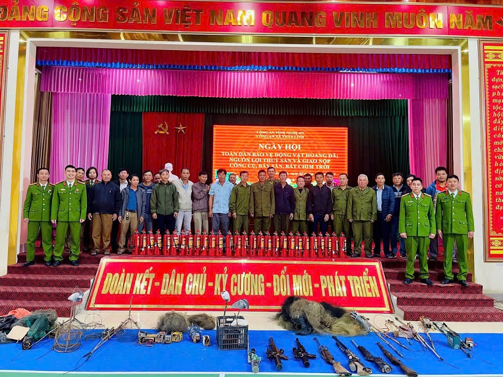 Công an xã Thần Lĩnh tổ chức “Ngày hội toàn dân bảo vệ động vật hoang dã, nguồn lợi thủy sản và giao nộp công cụ bẫy, săn bắt chim trời”