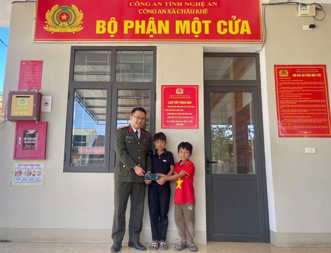 Hai em Viềng Quốc Đồng và Viềng Văn Bảo Lộc tự giác mang tài sản nhặt được giao nộp cho Công an xã Châu Khê