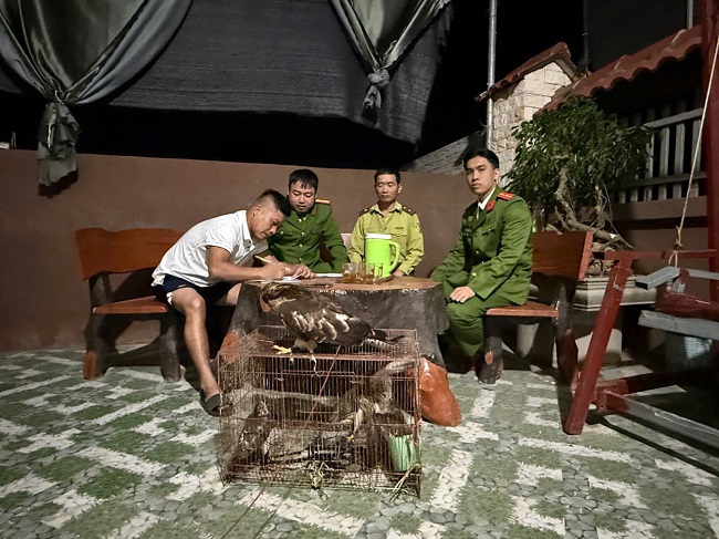 Công an xã vận động, tuyên truyền kí cam kết đến tận người dân