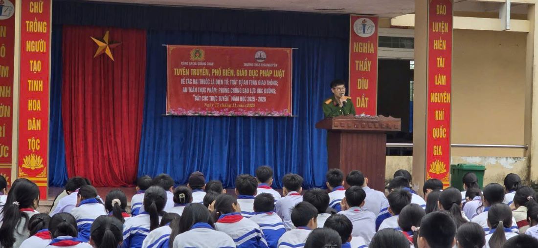 Cán bộ Công an xã truyền đạt các nội dung đến học sinh