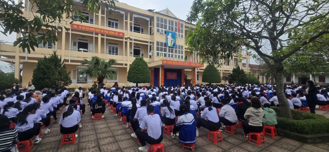 Đông đảo học sinh tham gia buổi tuyên truyền